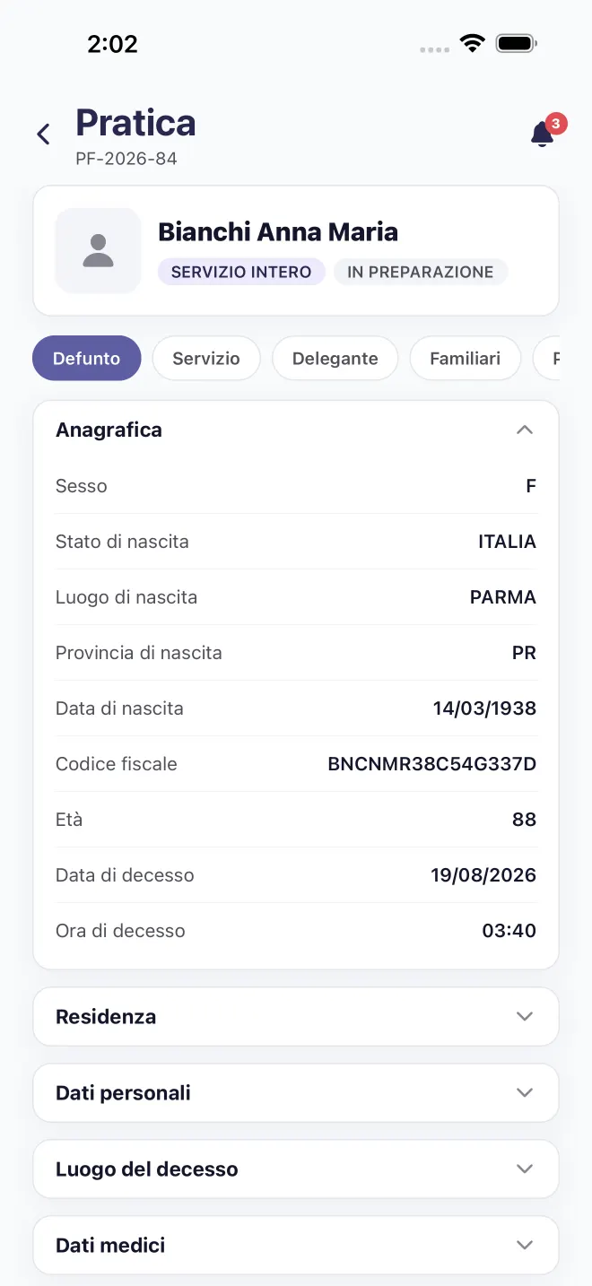 La scheda di una pratica nell'app, con anagrafica del defunto, residenza, luogo del decesso e dati medici