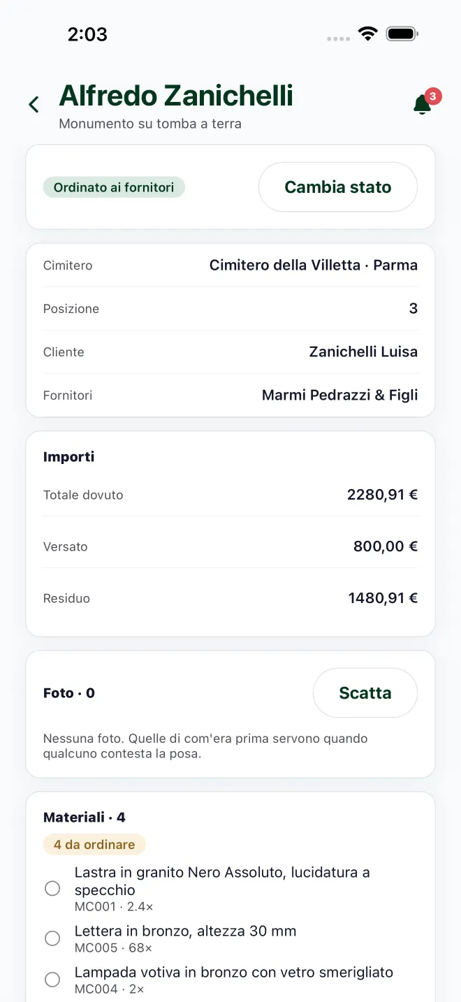 La scheda di un lavoro cimiteriale nell'app: stato, cimitero, importi, foto e materiali da ordinare